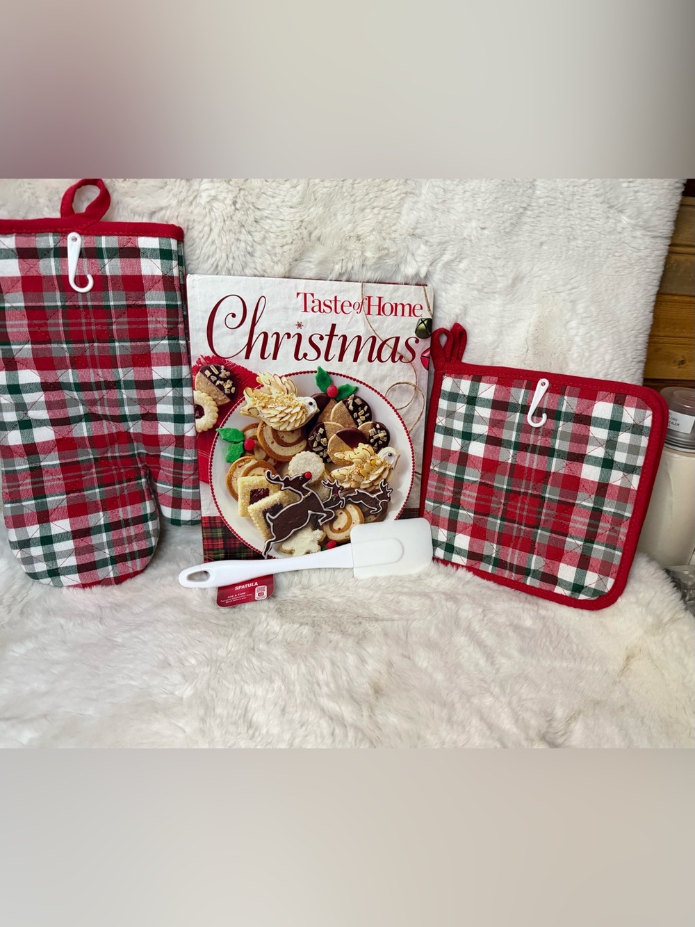 Christmas Kitchen Gift Set | Taste of Home Cookbook + Plaid Pot Holders